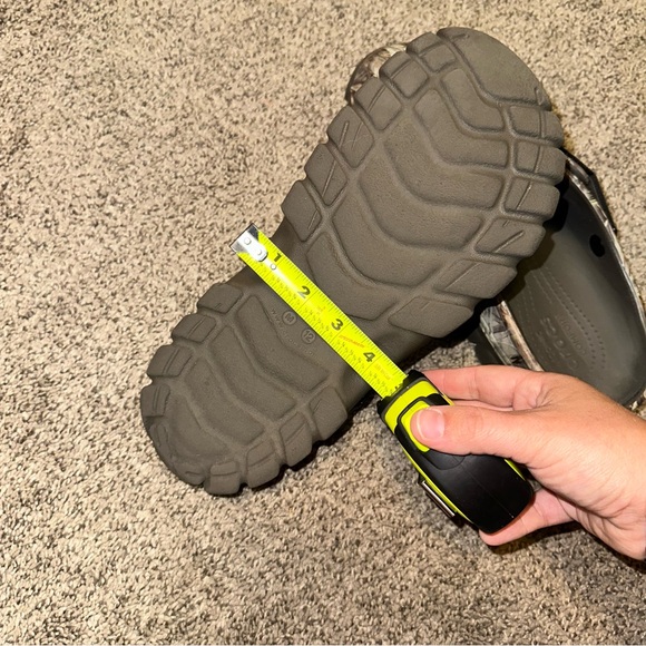 Crocs Shoes Crocs Realtree with adjustable straps
Camouflage Shoes Men's size 12 - Picture 7 of 9